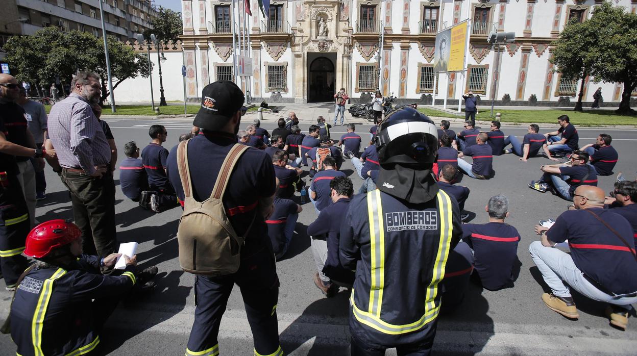 Protesta de bomberos a las puertas de la Diputación de Córdoba