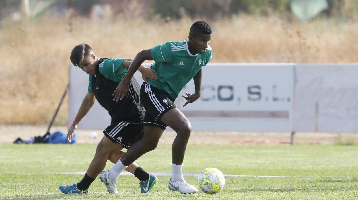 El defensa central panameño Fidel Escobar persigue el balón en un entrenamiento del Córdoba CF