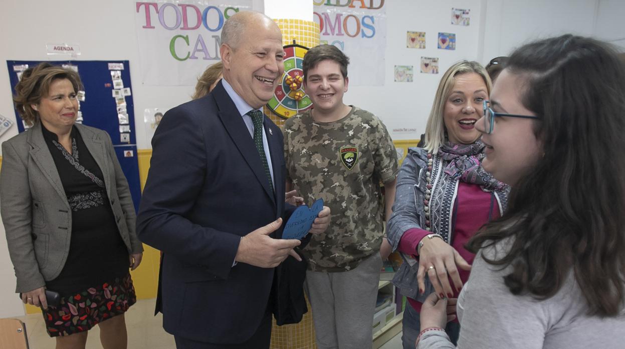 El consejero Imbroda, en su visita al IES Medina Azahara