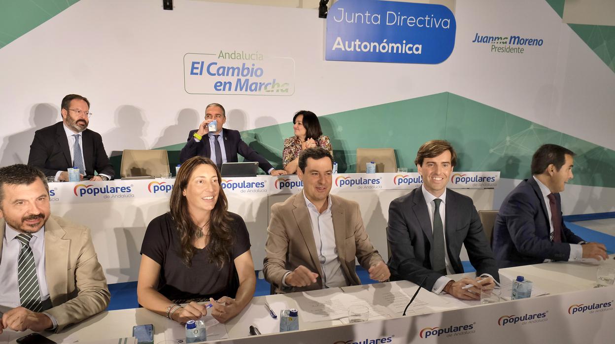 El presidente de la Junta, Juanma Moreno, junto a Pablo Montesinos en la Junta Directiva Regional