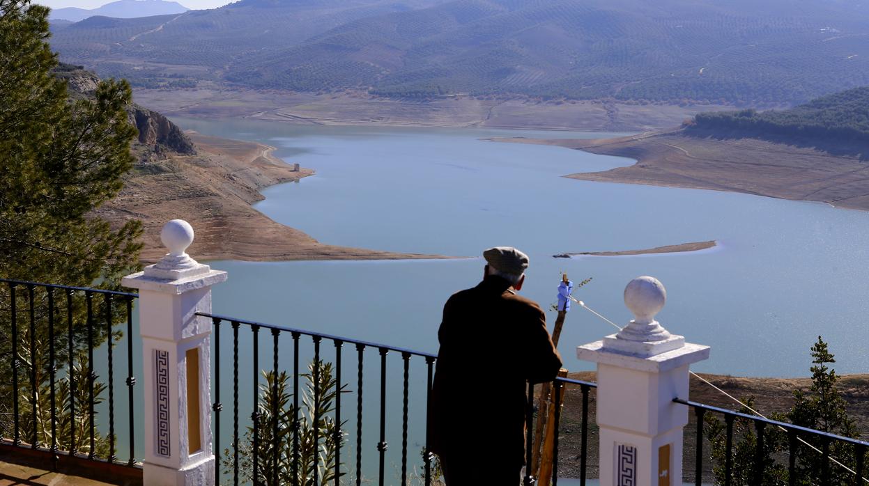 Un vecino de Iznájar en el mirador del embalse