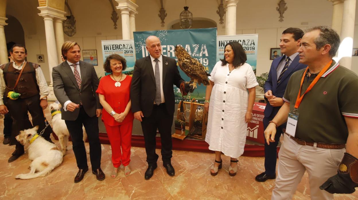 En la imagen, Antonio Repiso, Rafaela Valenzuela, Ruiz, Amo y el alcalde Bellido