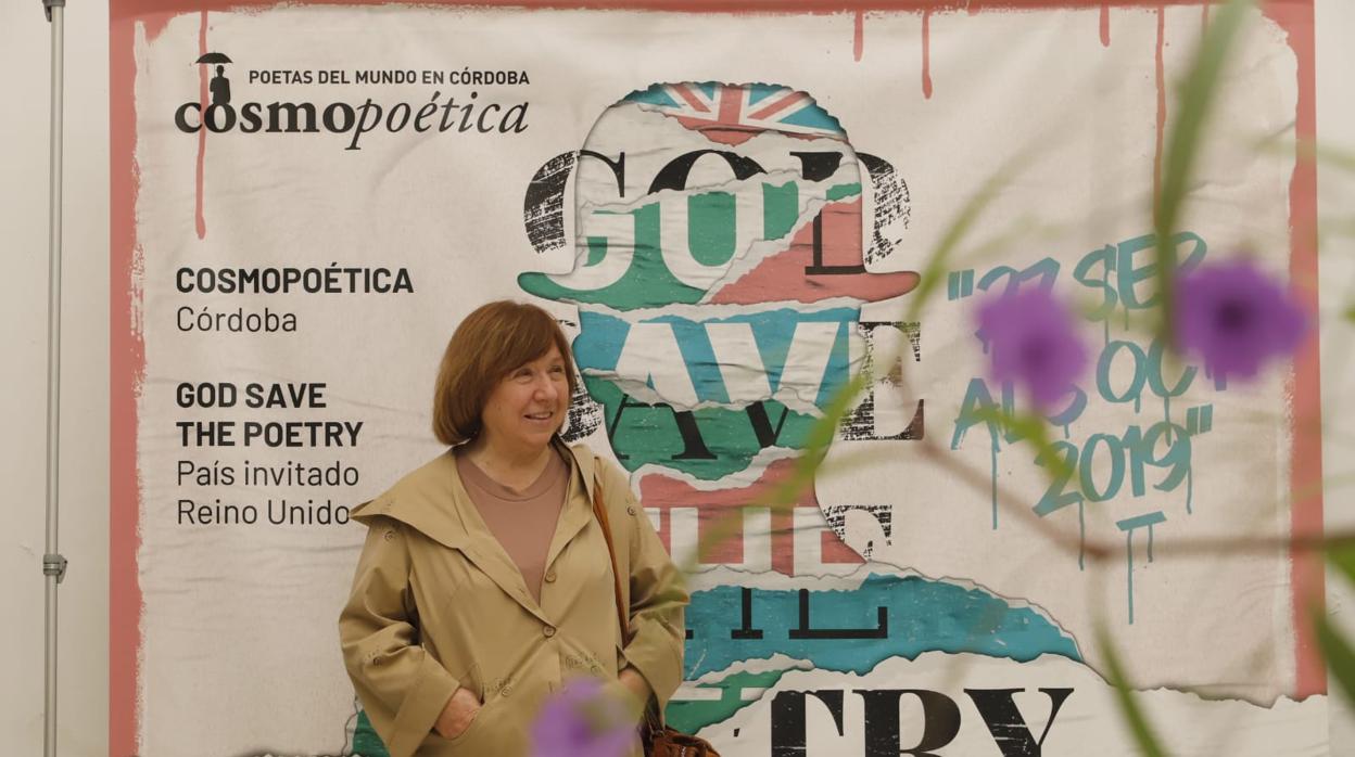 Svetlana Alexsiévich, ante un cartel de Cosmopoética en Córdoba