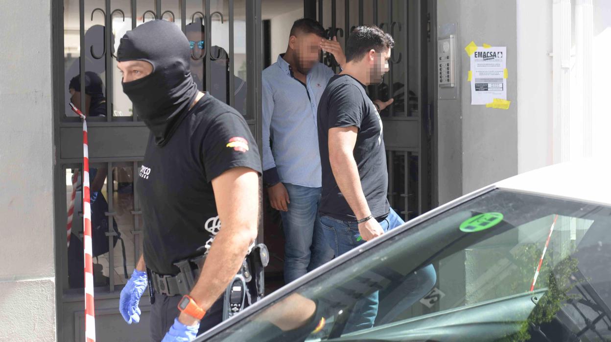 Agentes de la Policía durante la intervención en Córdoba