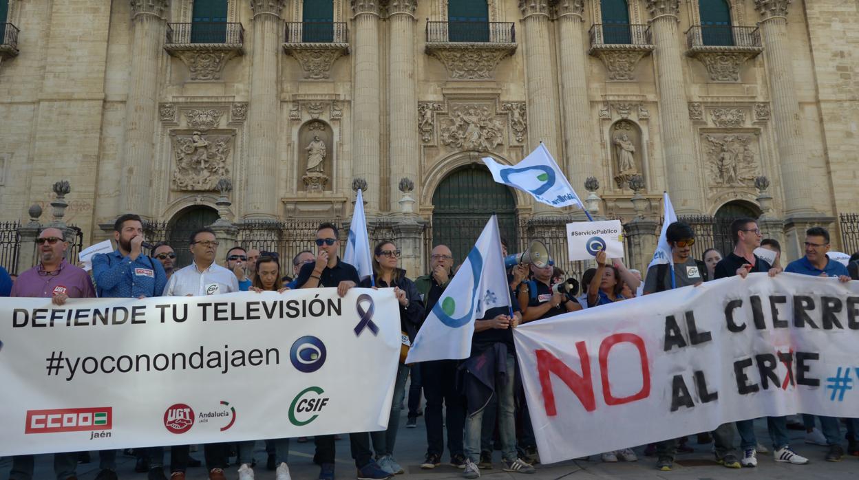 Concentración en apoyo de Onda Jaén en la plaza de Santa María