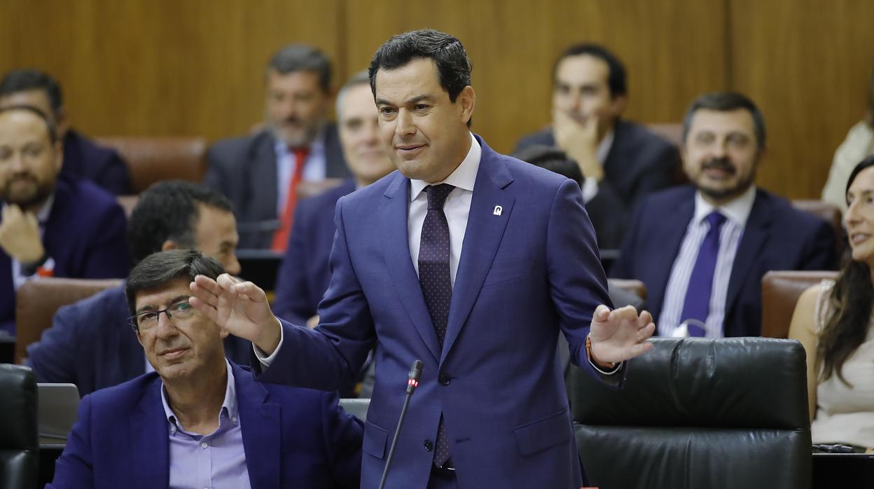 El presidente Juanma Moreno dando explicaciones en el Parlamento andaluz este jueves