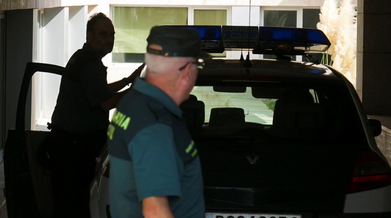 Agentes de la Guardia Civil llegan a los juzgados de Vélez-Málaga para poner a disposición judicial a Sergio, el novio de Dana Leonte, en prisión por su supuesto homicidio