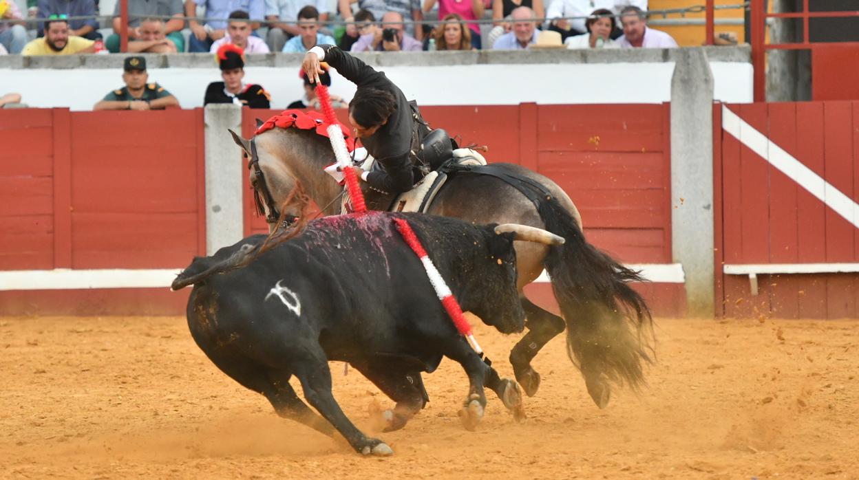 Ventura, ante su segundo oponente al que le cortó las dos orejas