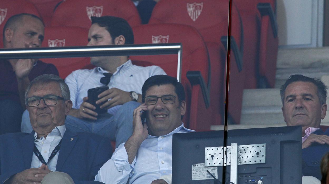 Jesús León, en el palco de Sevilla junto a Garrido