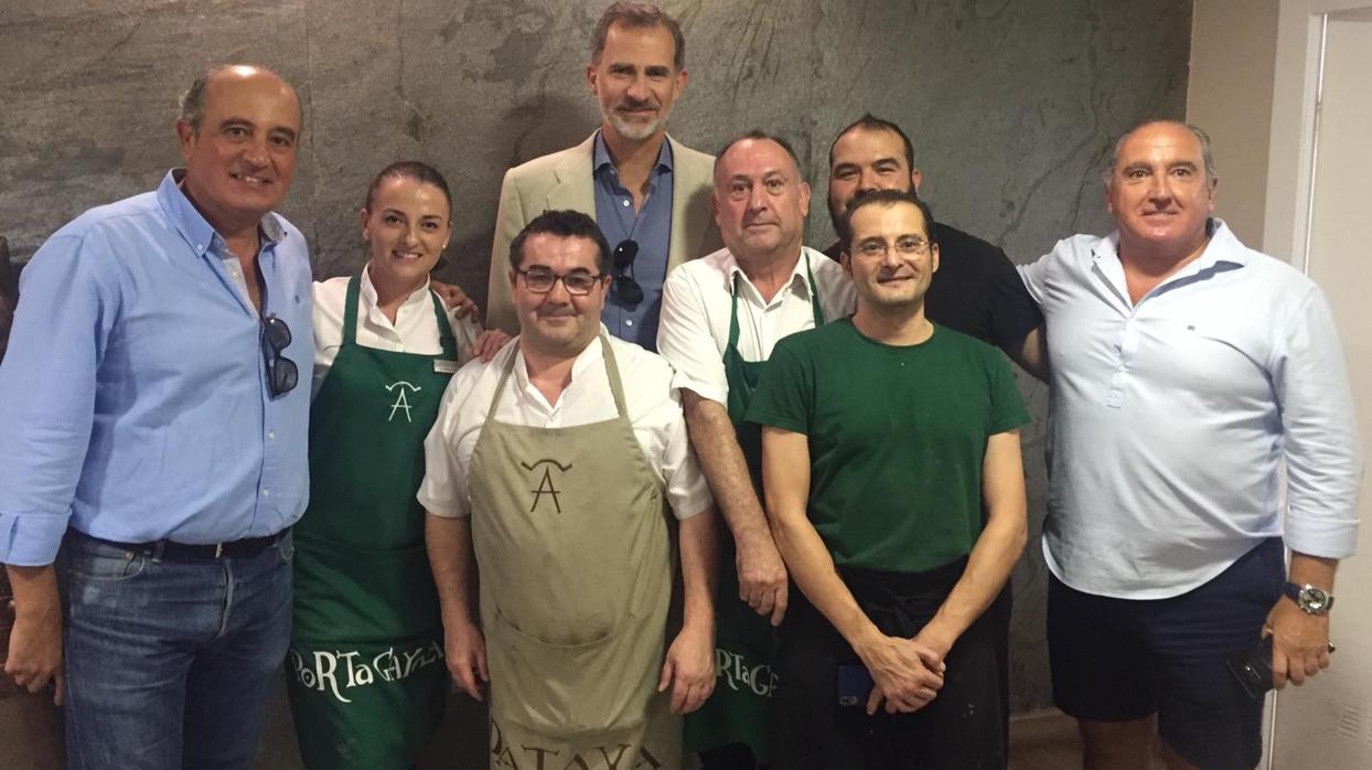 El Rey Felipe VI con el equipo de Pataya y el dueño del restaurante