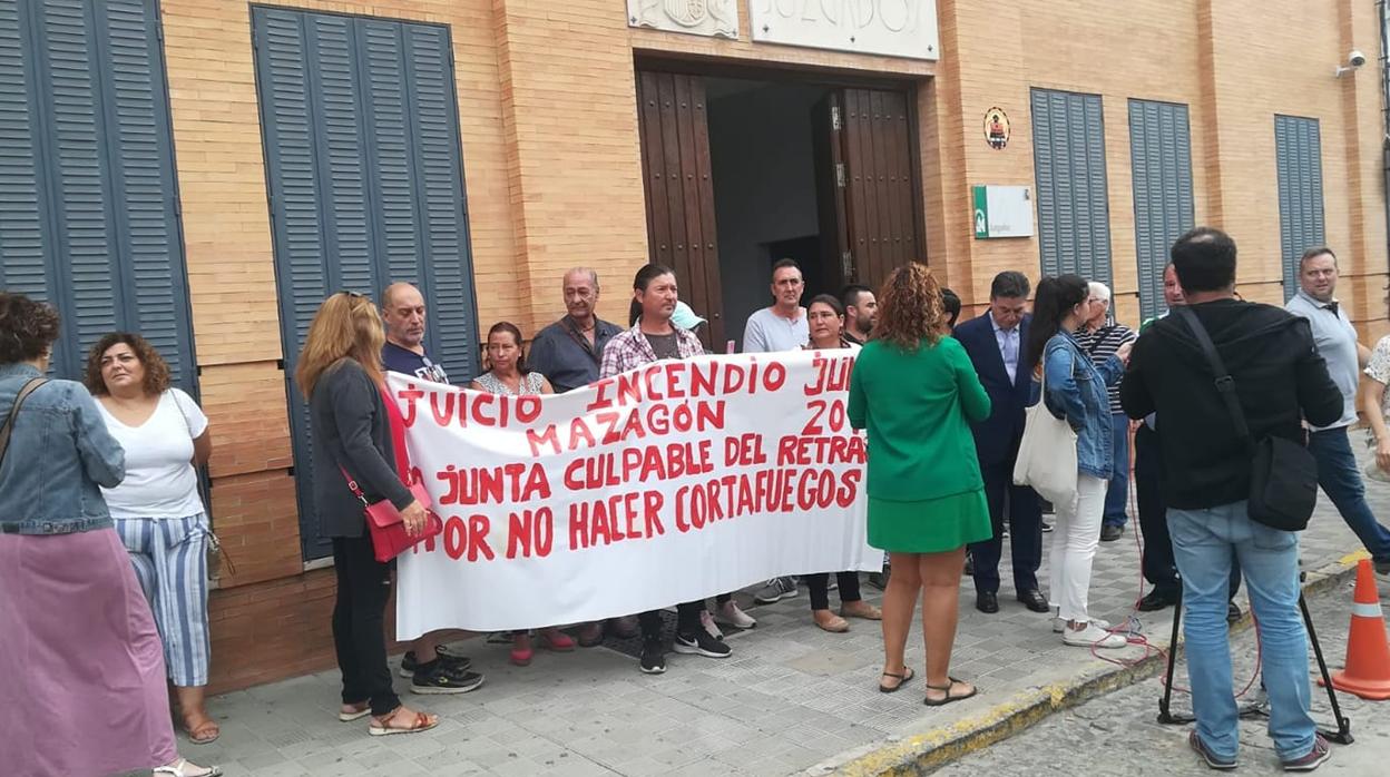 Un momento de la concentración de los afectados en las puertas de los juzgados de Moguer