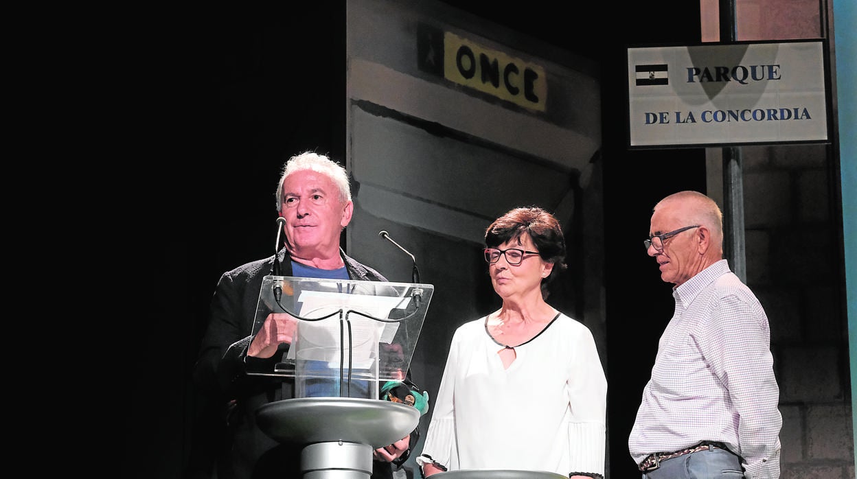 Los protagonistas con el cantante, en el teatro Falla de Cádiz el pasado miércoles