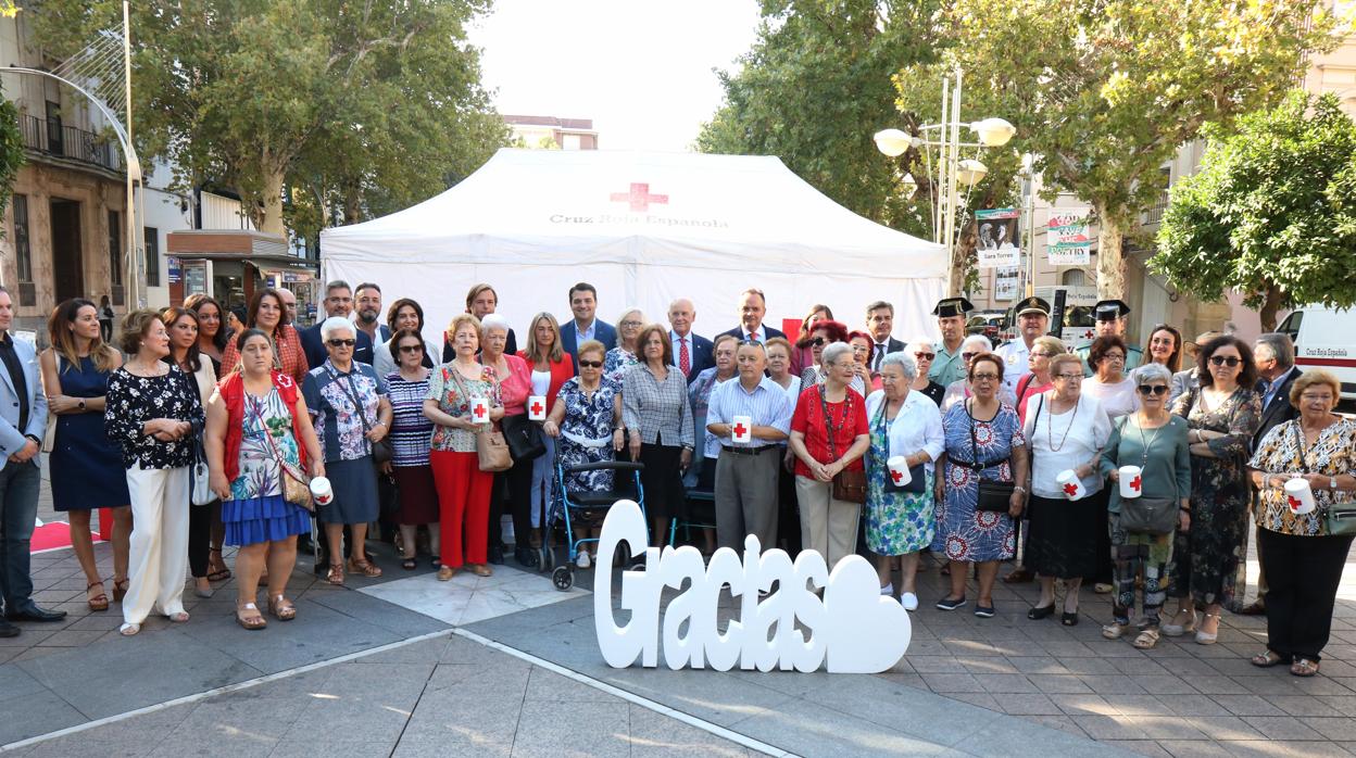 Foto de familia de Cruz Roja en el Día de la Banderita