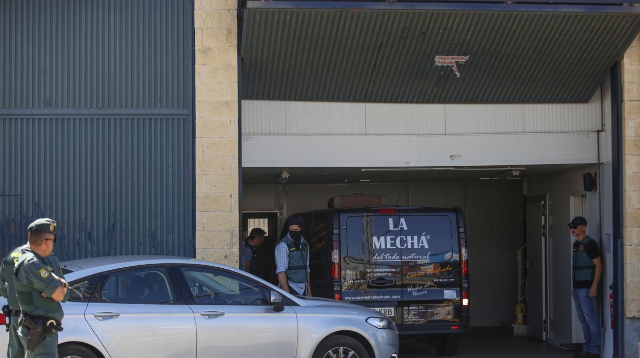 La guardia civil precinta la nave de Magrudis tras el registro hace una semana