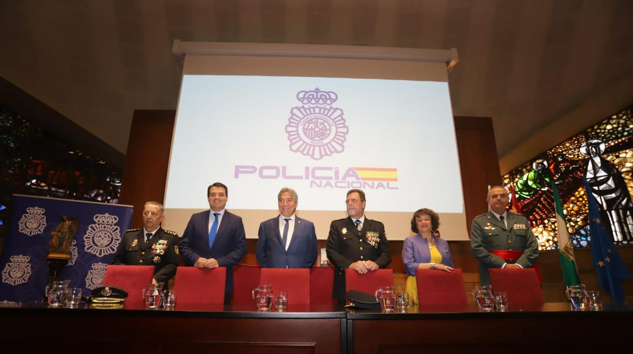 Autoridades policiales, militares y políticas en la celebración