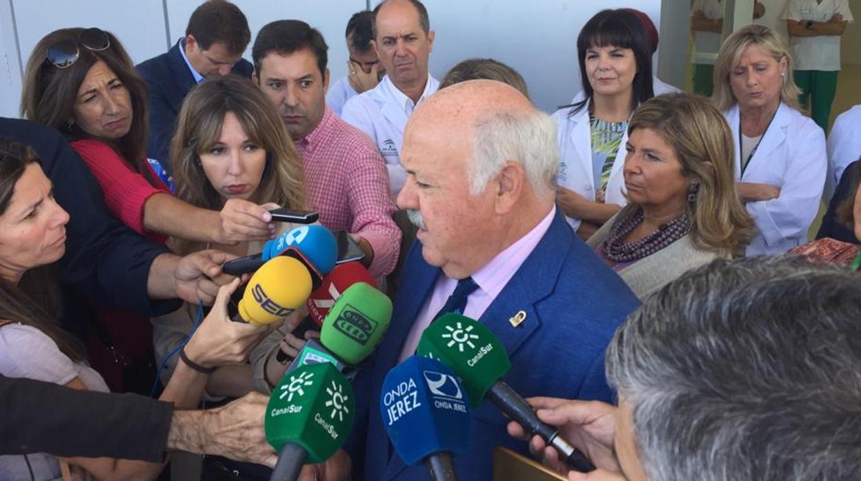 Jesús Aguirre en su visita a las instalaciones del hospital de Jerez