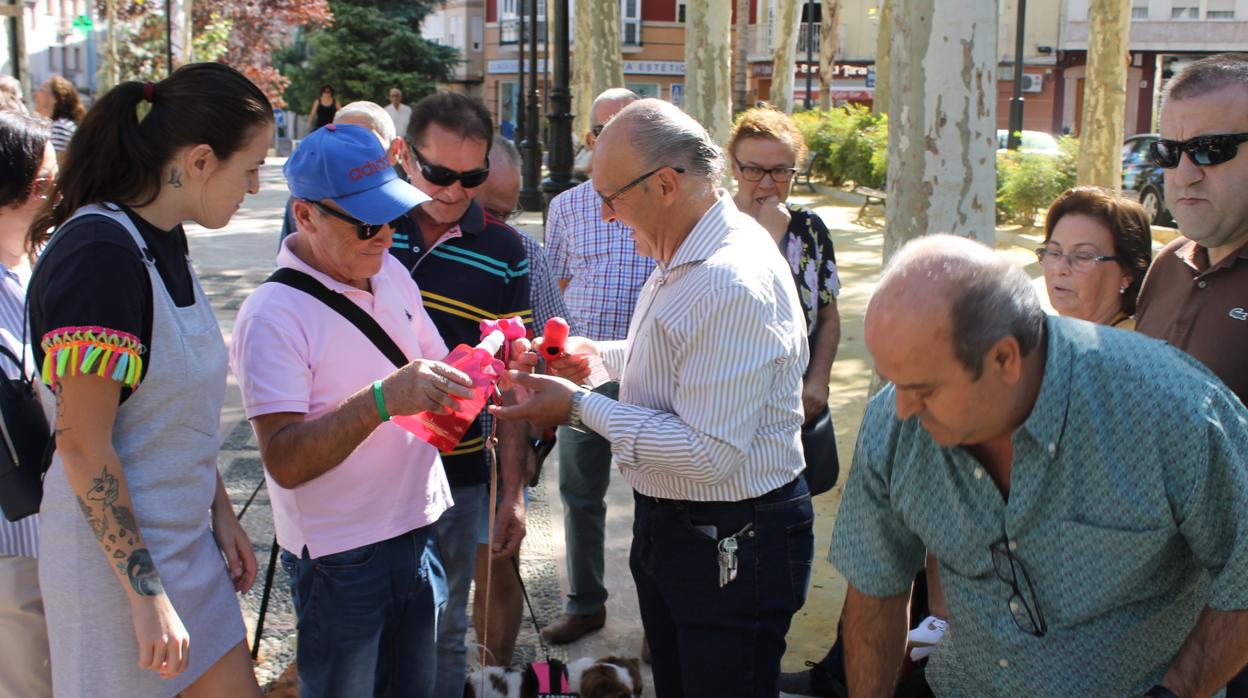 Reparto de kits de limpieza canina en Lucena