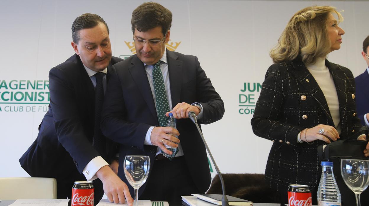 El presidente del Córdoba CF, junto a Gacía Amado y Magdalena Entrenas