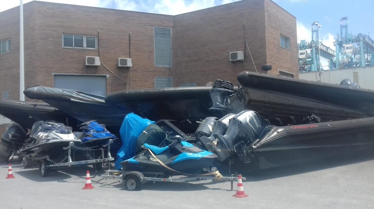 Imagen de hace unos meses de varias narcolanchas intervenidas en el puerto de Algeciras