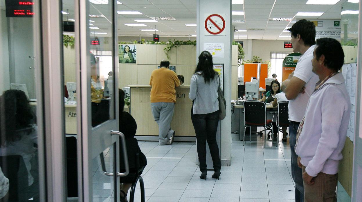 Usuarios en una oficina del Servicio Andaluz de Empleo de la capital cordobesa