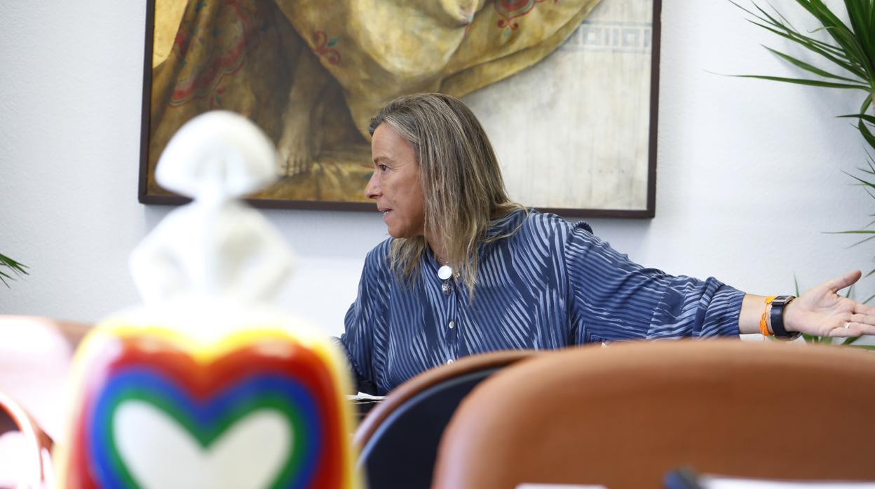 Isabel Albás en su despacho del Ayuntamiento de Córdoba durante la entrevista con ABC