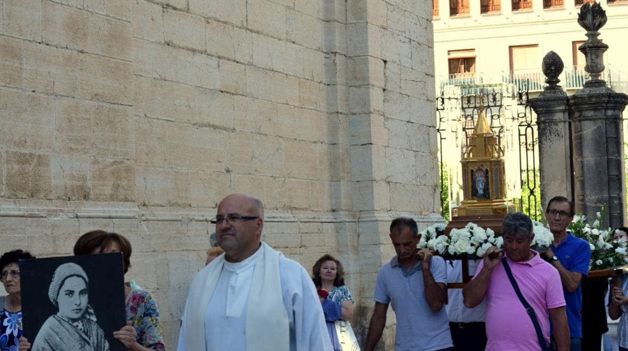 Fieles portan las reliquias de Santa Bernardette en la lonja de la Catedral de Jaén