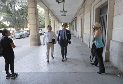 Joaquín Zulategui, a la derecha, entra con su abogado al juzgado en Sevilla