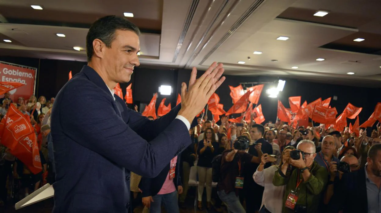 El presidente del Gobierno en funciones y candidato socialista, Pedro Sánchez, este martes, durante el mitin en el hotel de Granada donde ha sido detenido un ciudadano turco.