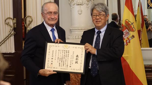 Japón distingue al alcalde de Málaga por su contribución a las relaciones entre ambos países