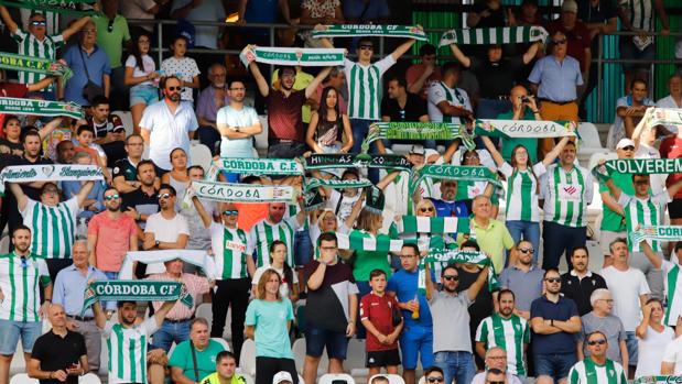 La afición del Córdoba CF, fiel al escudo a pesar de la crisis institucional abierta por Jesús León