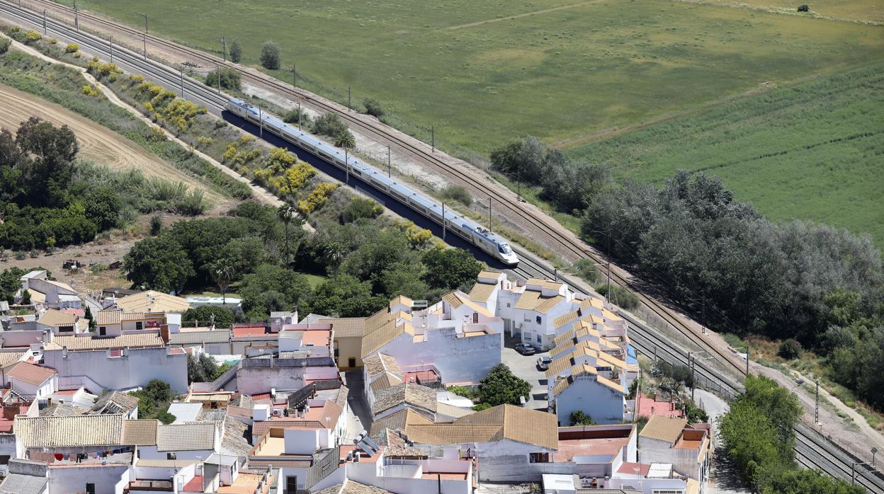 Tren de Alta Velocidad a su paso por Almodóvar del Río