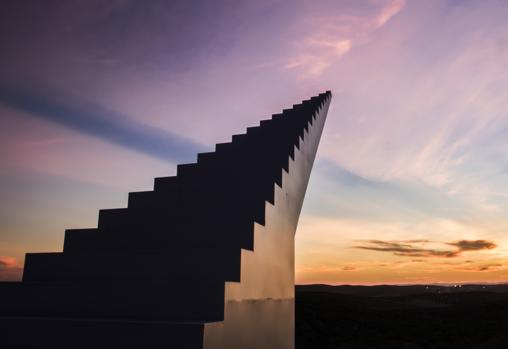 Monumento visto al caer la tarde en el cementerio cañetero