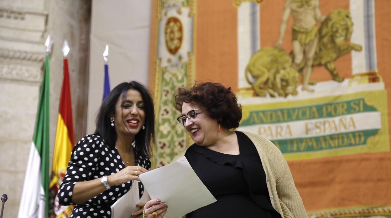 La presidenta del Parlamento, Marta Bosquet, y la vicepresidenta, María Teresa Jiménez