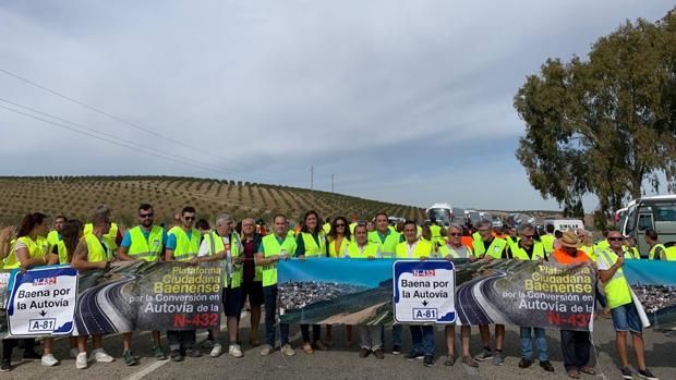 Empresarios y vecinos de Castro y Baena cortan la N-432 para exigir su conversión en autovía