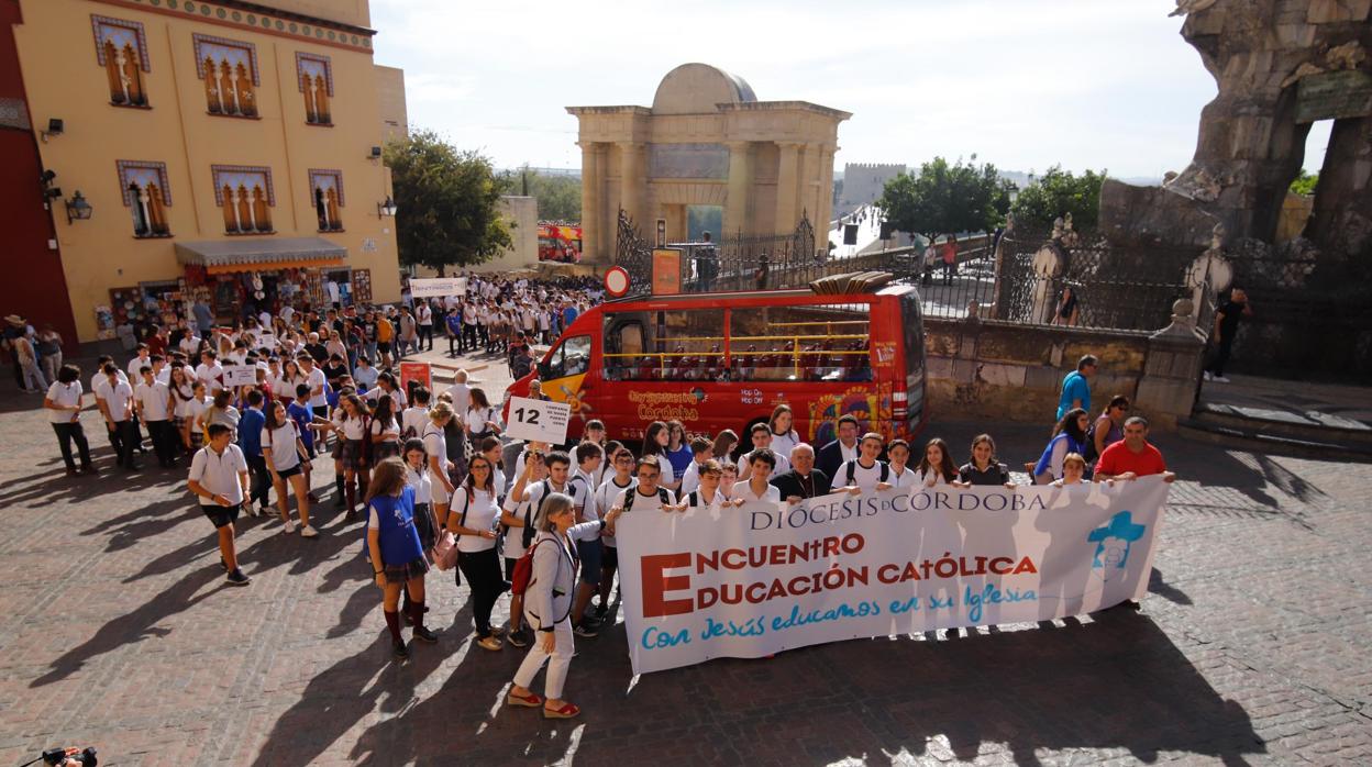 El opispo Demetrio Fernández junto a los alumnos de las Escuelas Católicas invitados al encuentro