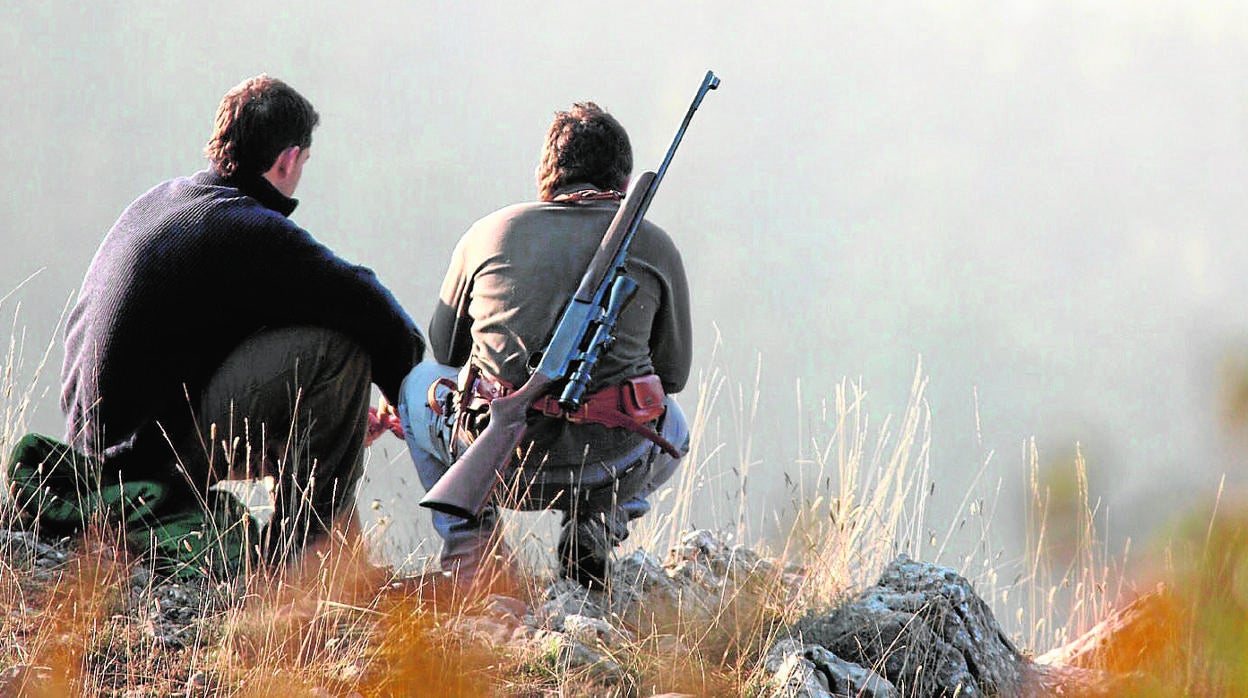 Dos cazadores en el puesto de una cacería