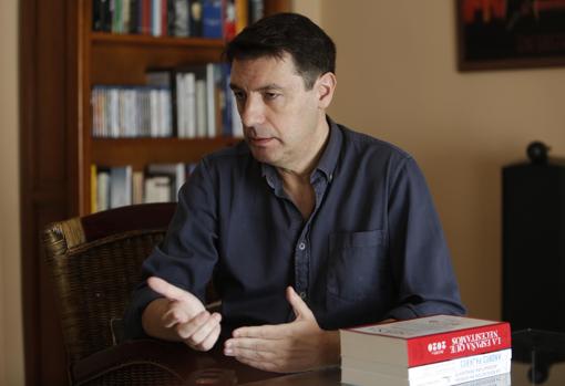 Javier Ortega, en su biblioteca