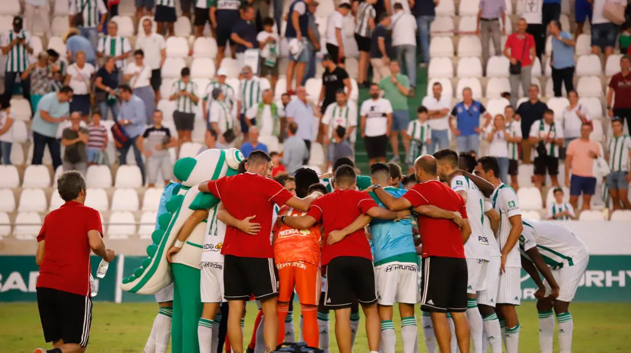 Los jugadores del Córdoba celebran el último triunfo