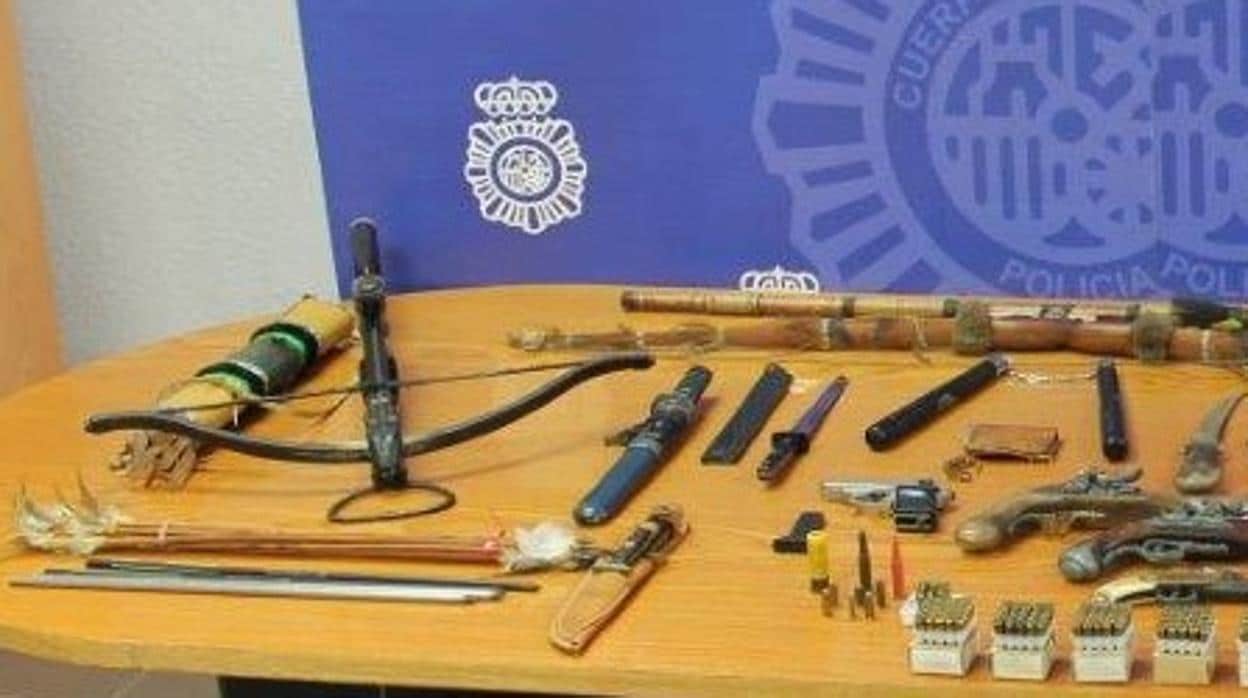 Imagen de algunas de las armas y la munición encontradas en el domicilio del detenido