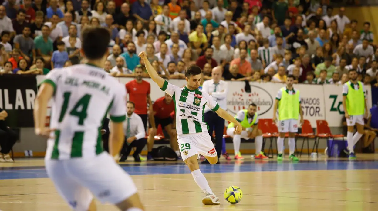 El cordobés César golpea el balón en el partido ante ElPozo Murcia