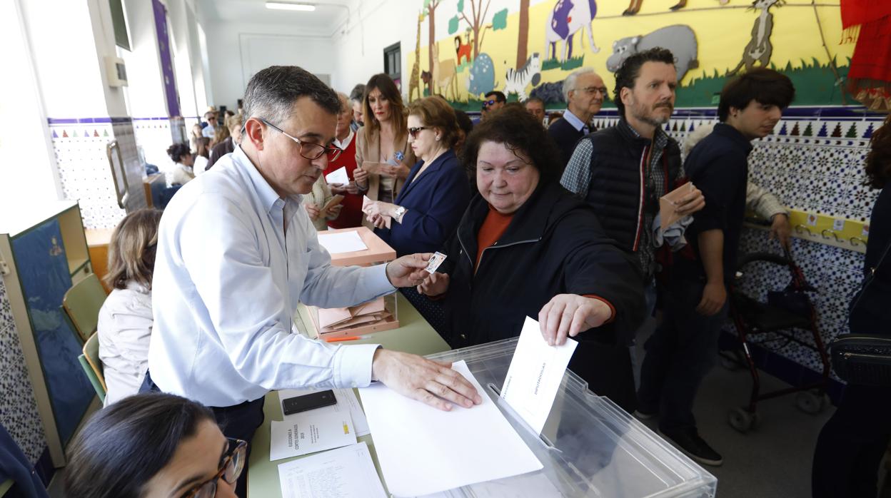 Una cordobesa introduce su voto en la urna en unas elecciones generales