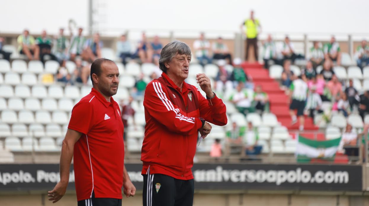 El entrenador del Córdoba, Enrique Martín, junto a su ayudante en el Algeciras-Córdoba