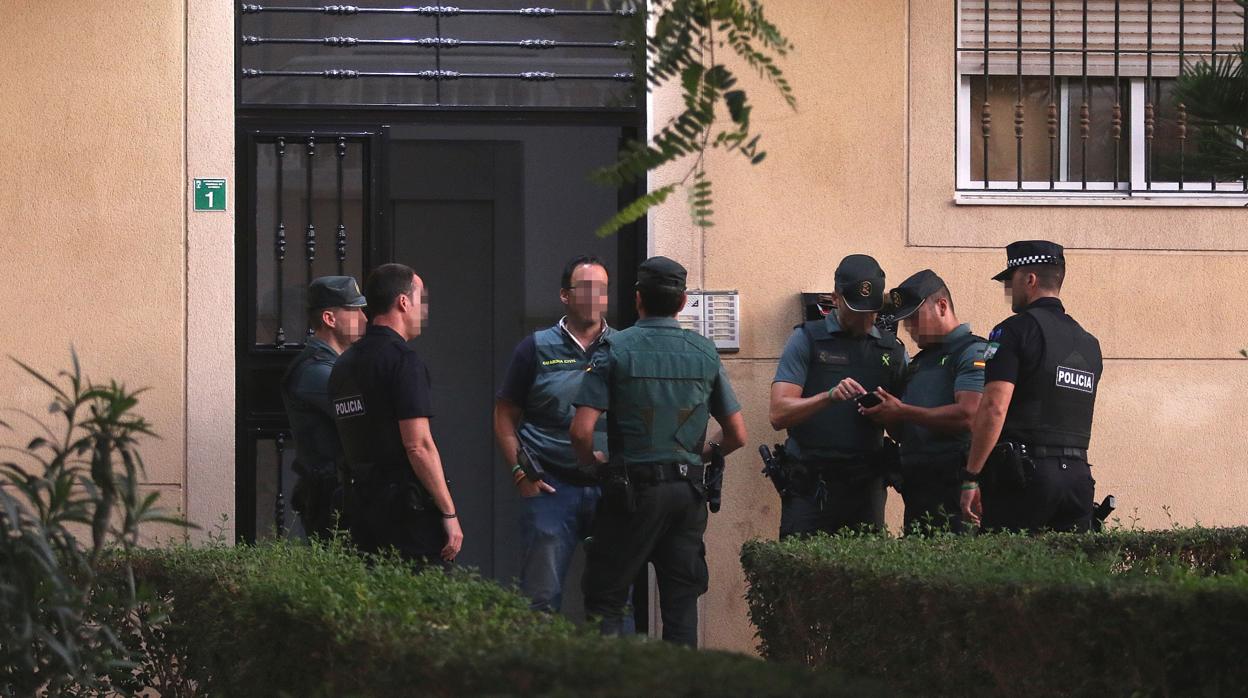 La Guardia Ciivl en la puerta del domilio de la madre de Almería