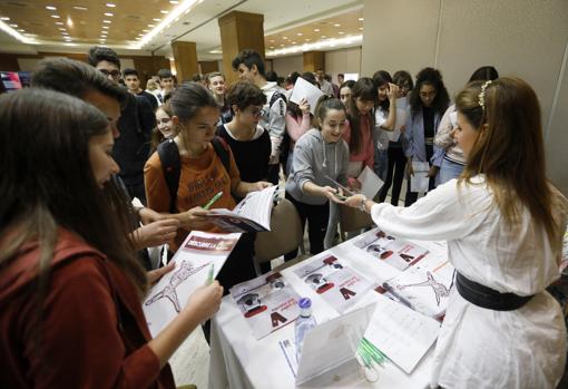 Alumnos de 15 institutos de Córdoba toman el pulso a la oferta universitaria en Unitour