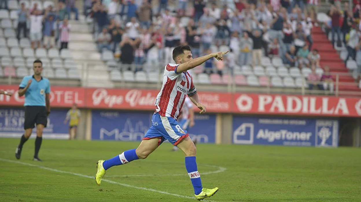 El árbitro del Algeciras-Córdoba CF, García Gómez, a la izquierda en la celebración del 2-2 de Iván