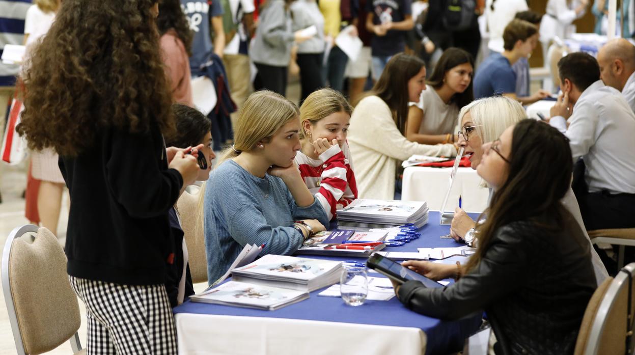 Alumnas se interesan por la oferta académica de las universidades presentes en Unitour