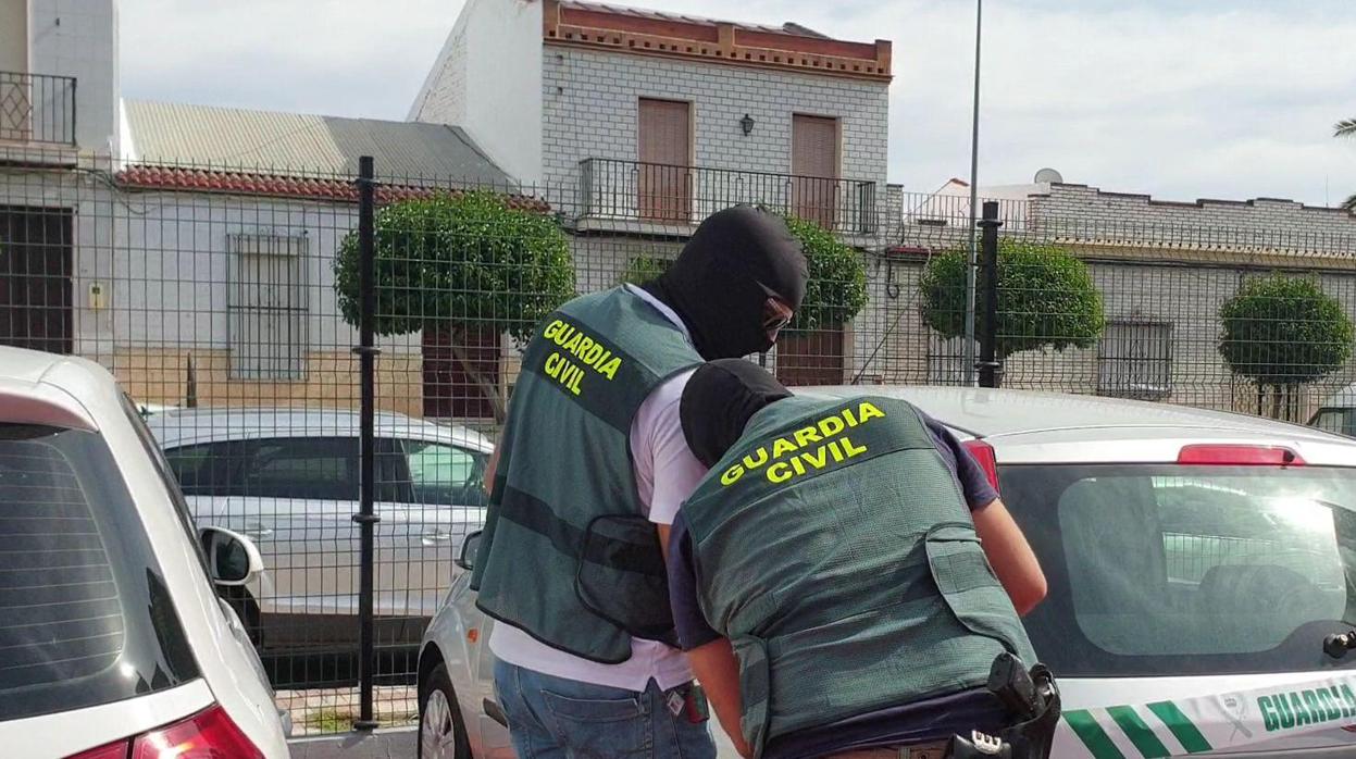 Dos agentes intervienen varios vehículos en Bollullos durante la operación