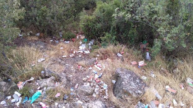 El Mirador de las Niñas, un rincón natural en la Sierra de Córdoba manchado por la suciedad