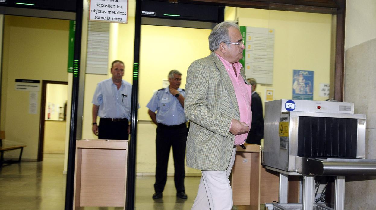 Ángel Rodríguez de la Borbolla, exalcalde de Cazalla de la Sierra, tras declarar en el juzgado