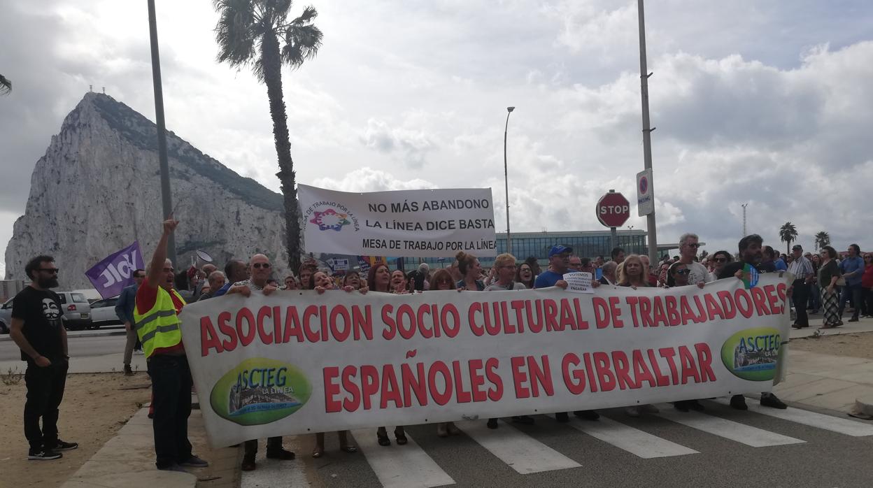 Parte de los manifestantes durante la marcha, con el Peñón de Gibraltar al fondo